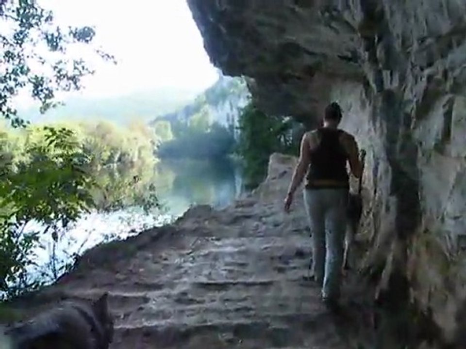 earl et dina se promène sur le chemin de halage