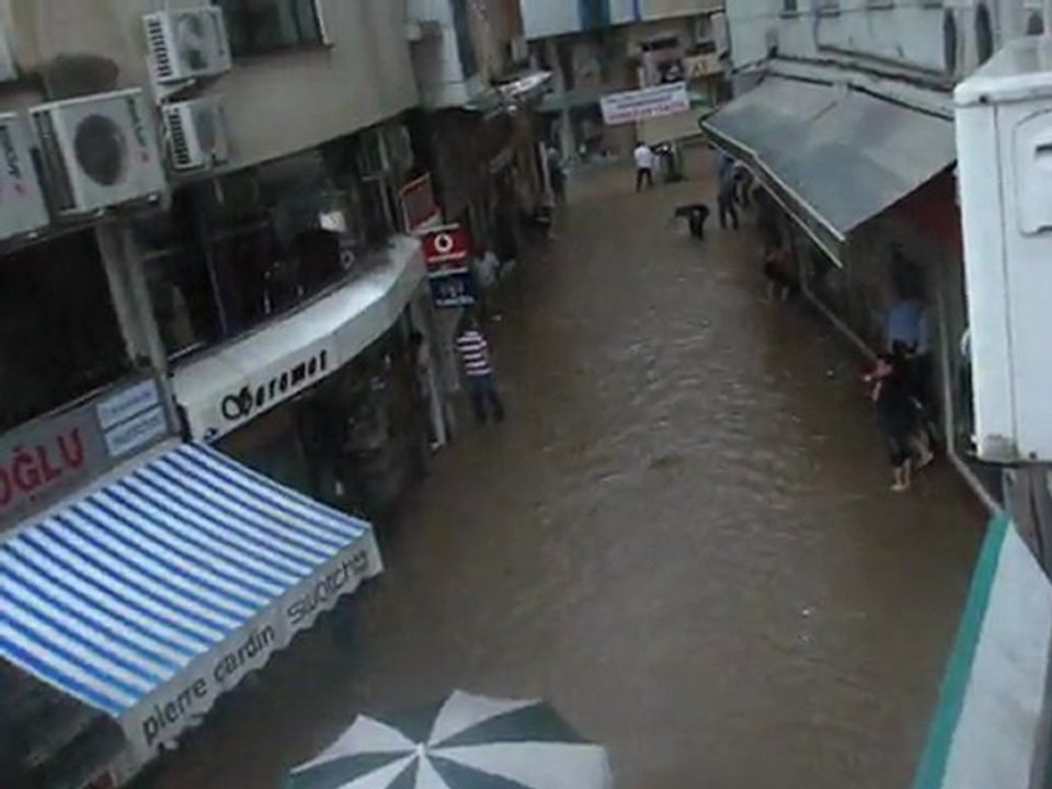 Rize orta camii yolu dere gibi aktı