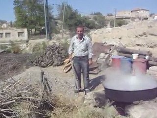 Gülşehir Yeşilyurt Köyü. İbrahim Özcan  pekmez kaynatırken