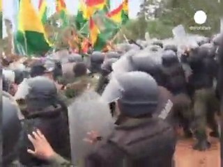 Bolivie: la police déloge de force des manifestants...