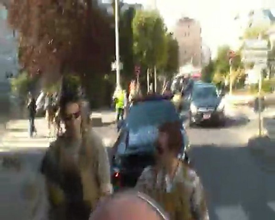 parade dans courbevoies avec les repliques des vehicules du film transformers