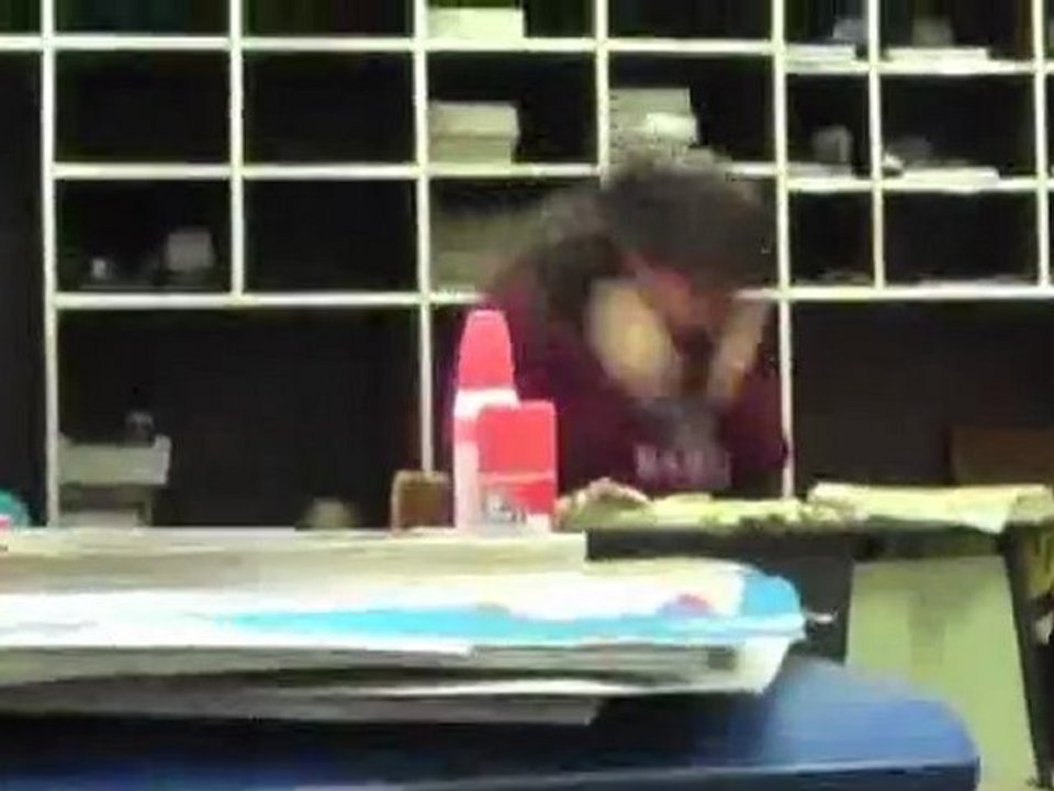 Mädchen hat Serious Sneeze Attack In der Klasse