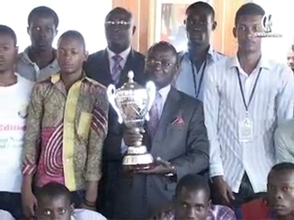 Remise de trophée aux réquins du Komo