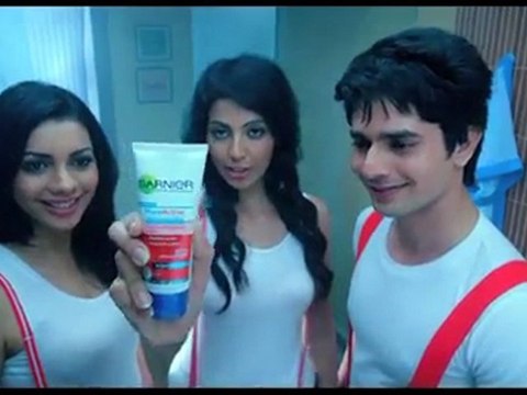 Removing blackheads with a plunger!