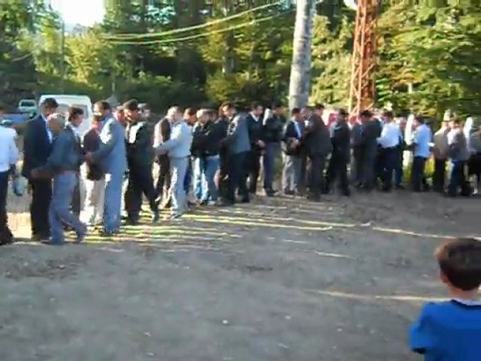 YEŞİLGÜNEYCİK KÖYÜ 2011 RAMAZAN BAYRAMI - NAMAZ SONRASI TOPLU BAYRAMLAŞMA