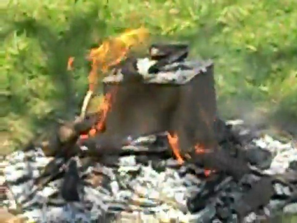 Ekrem Aydin in Bahcedeki  Teneke li Gril Keyfi.