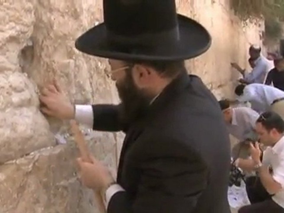 Jerusalem's Western Wall gets a clean up