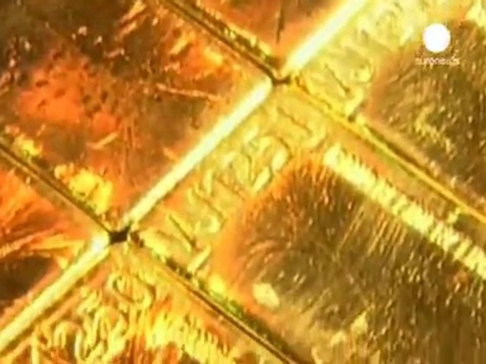 El oro pierde brillo