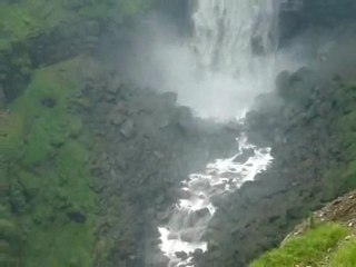 Agua desbocada, autor y voz Carlos Mahecha. Imagen Salto del Tequendama