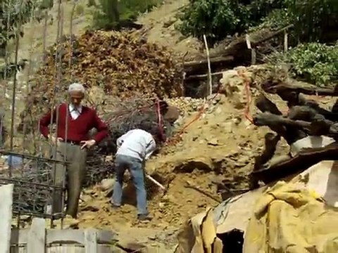 ( DİYARBAKIR ÇÜNGÜŞ KARAKAYAKÖYÜ ) KÖYÜMÜZDE YENİ BİR EV İNŞAATI DAHA YAPILIYOR KÖYÜMÜZE DEĞER KATAN ( FAİK YILMAZ ) SONSUZ TEŞEKKÜRLER ALLAH ONDAN RAZI OLSUN.KÖYÜMÜZE YATIRIM YAPKÖYÜMÜZE DEĞER KATIP TA EVİNE KAT YAPAN ( MEHME