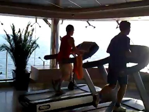 13092011 MSC Magnifica gemisi seyir halinde atlantik denizi KATAKOLON YUNANİSTAN VENEDİK ve BARİ İTALYA DUBROVNİK HIRVATİSTAN turunda Venedik kıyılarına yaklaşırken Necmi Berk Baykan spor yapıyor