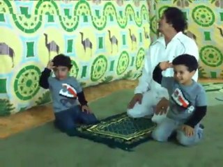 Une vidéo amateur montre Kadhafi jouant avec deux enfants