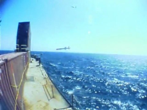 Un avion de chasse suit un missile