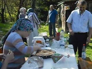 Bahcede Ailece Pazar Günü Gril Keyfi.