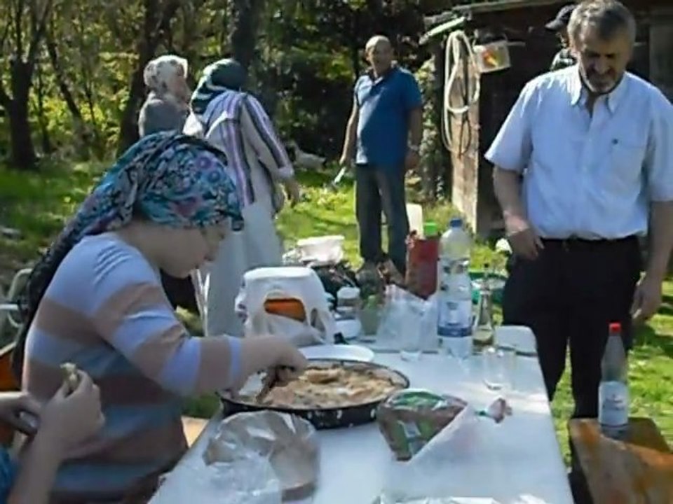 Bahcede Ailece Pazar Günü Gril Keyfi.