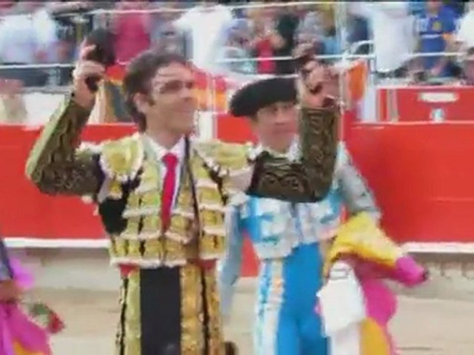 José Tomás sale a hombros de la plaza de toros