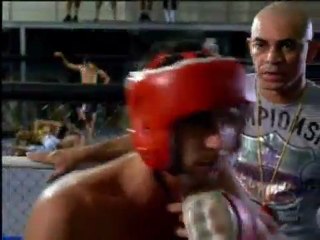 Fina Estampa  26/9/11   O lutador treina, fala com Teodora no telefone e depois passa mal