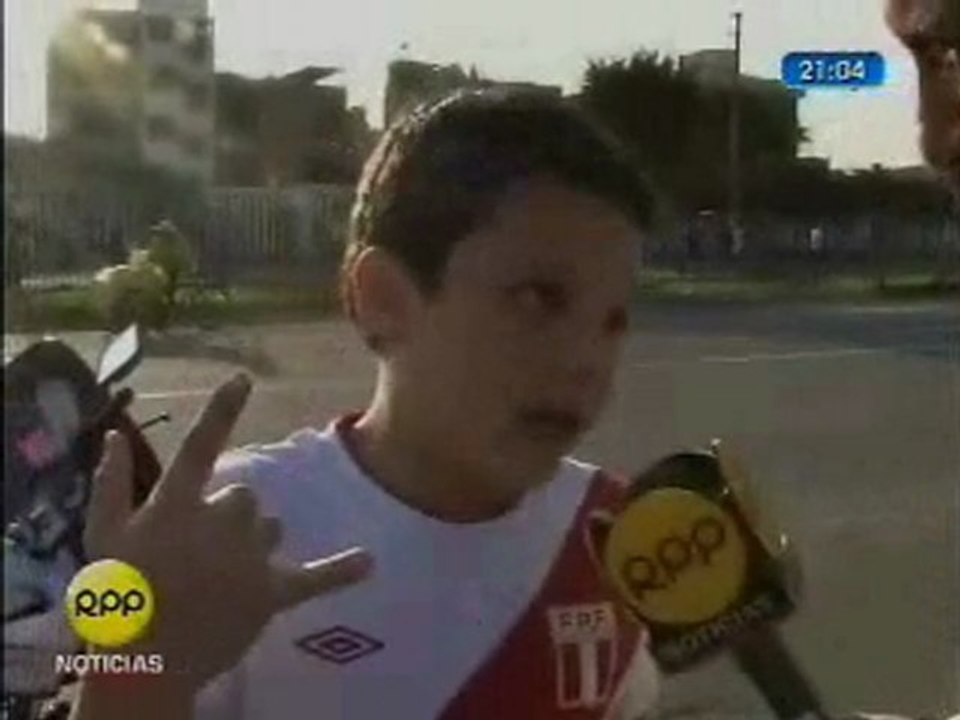 Niño atemorizado en estadio