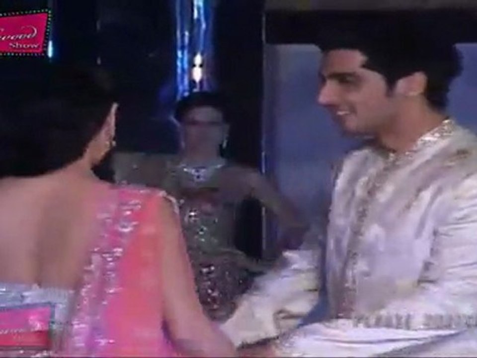 Gorgeous Dia Mirza & Zayed Lookd Stunning Together As Couple At Indian Bridal Fashion Week