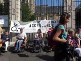 Les handicapés de la Sarthe manifestent devant la préfecture du Mans
