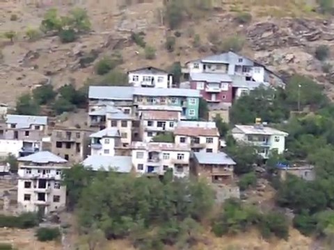 DİYARBAKIR ÇÜNGÜŞ KARAKAYAKÖYÜ YERLEŞİM OLARAK ULAŞIM OLARAK ÇÜNGÜŞ İLÇEMİZİN EN İYİ KÖYÜDÜR KISACASI BİZİM KÖYÜMÜZ GİBİ KÖY YOKTUR..