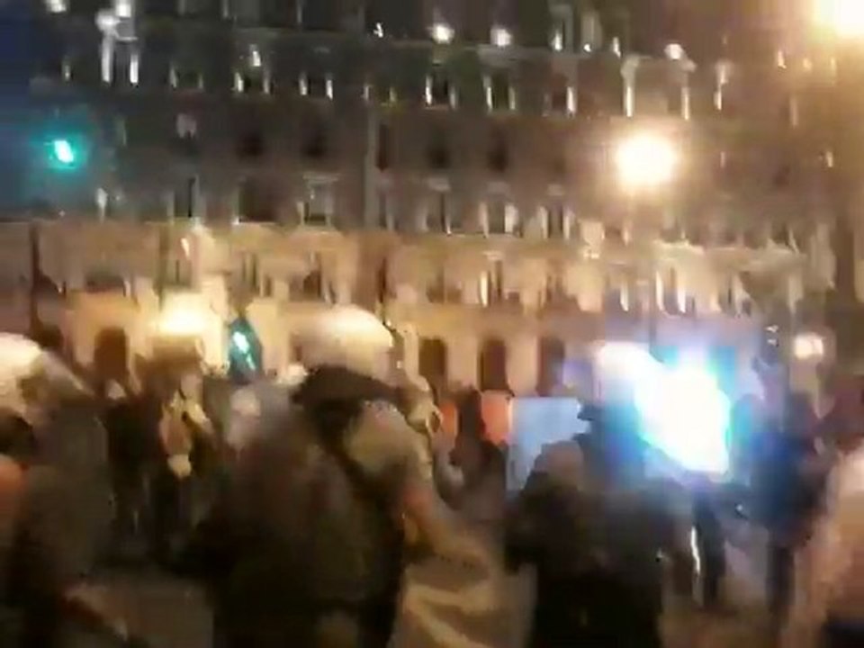 Αγανακτισμένοι και ΜΑΤ έξω από τη Βουλή