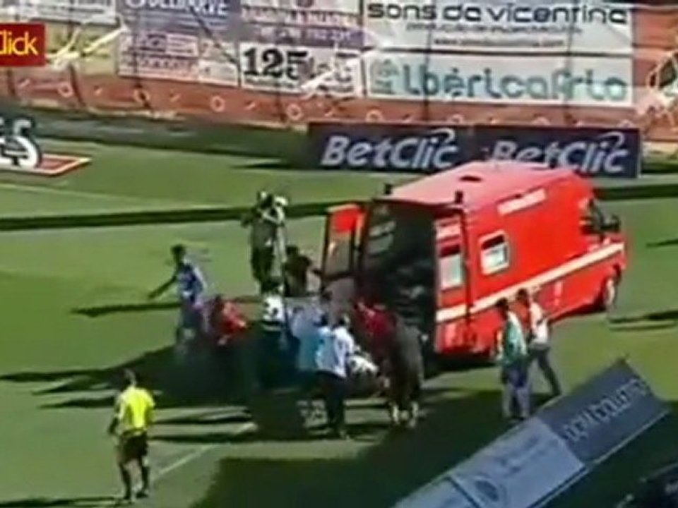 Micos: Jogador cai da maca em Portugal