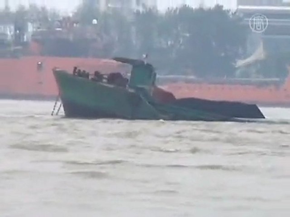 Coal Carrier Accident Stops Shipping for Three Hours on Yangtze River in Wuhan