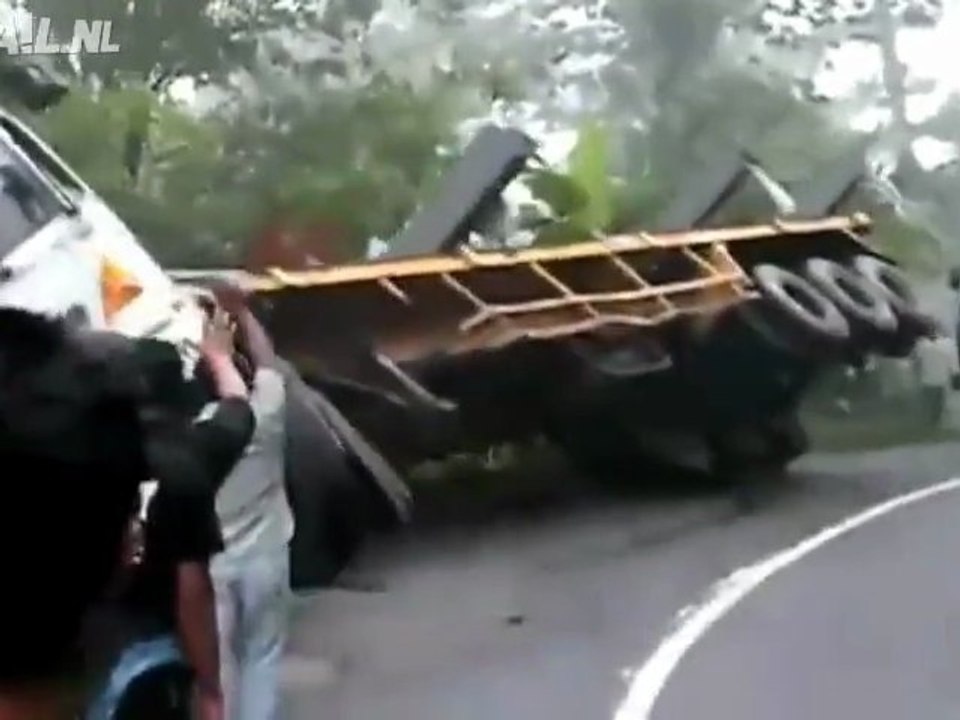 Truck zieht Kurve Fail