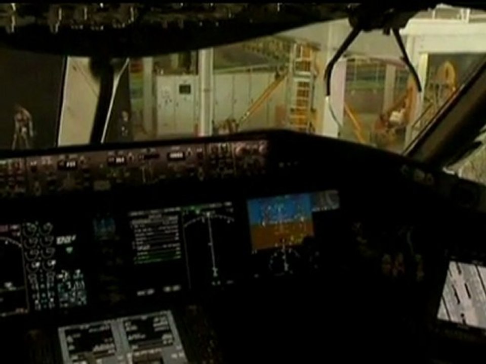 New Boeing 787 Dreamliner lands in Japan