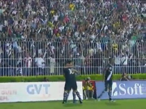 JUNINHO : le revoilà, un nouveau missile par un coup-franc à 35 mètres !