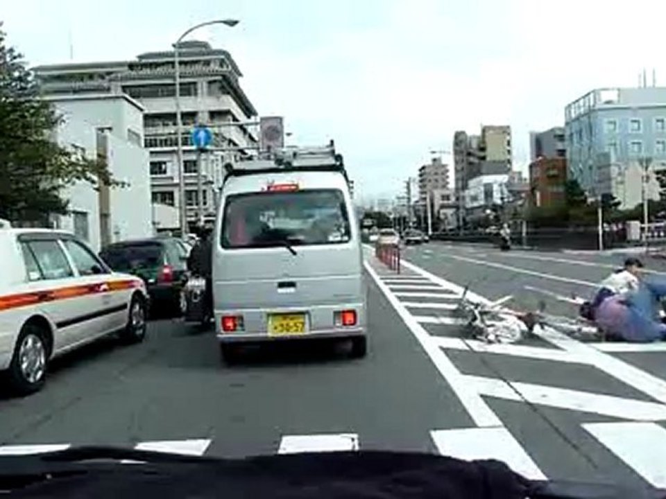 Bike Mädchen Schlagzeilen hum Barriere