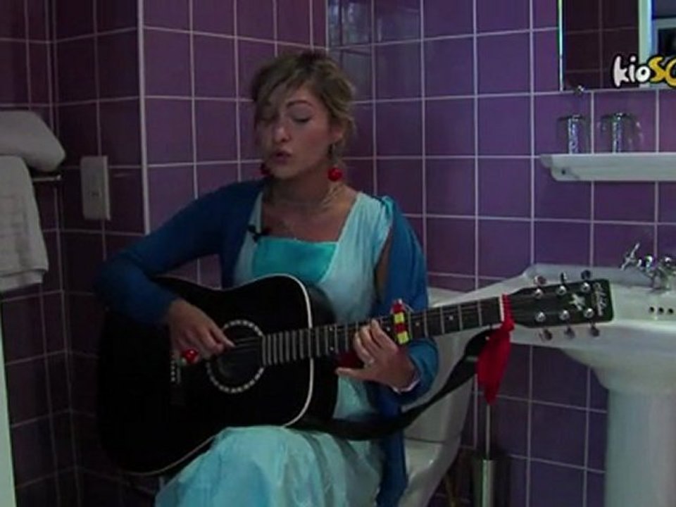 Giedré chante Pisser debout dans les toilettes de l'Hôtel Amour, à Paris
