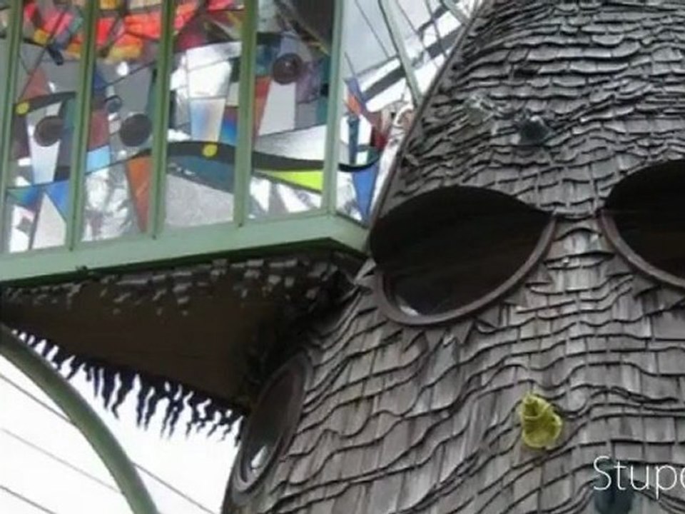 un court extrait des 150 photos de bâtiments étranges de part le monde publiées sur http://villageofjoy.com/