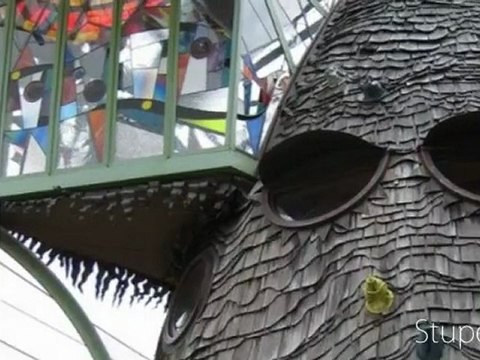 un court extrait des 150 photos de bâtiments étranges de part le monde publiées sur villageofjoy.com/