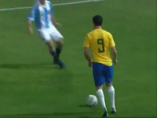 FOOT : le Brésilien Damiao humilie son adversaire argentin avec une lambreta