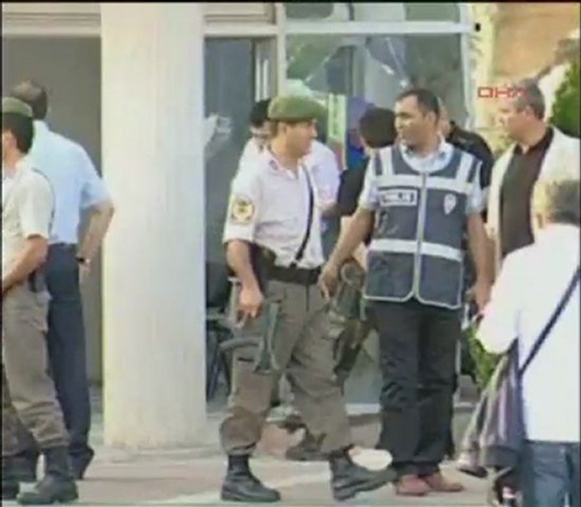 Jandarma Karakolu önünde canlı bomba patladı   www.yore16.com