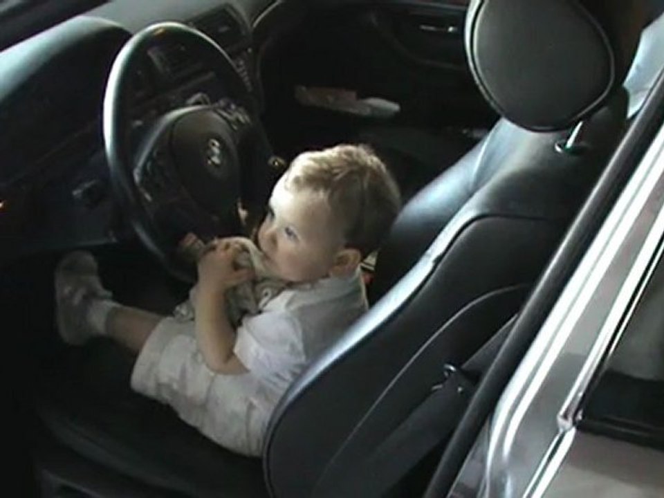 Lucas dans la voiture à 20 mois