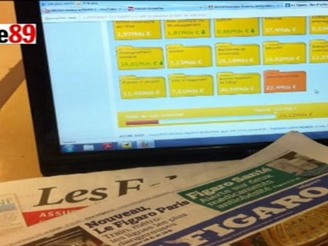 Deux journalistes de Rue89 (de droite) testent l'appli budget du Figaro.fr