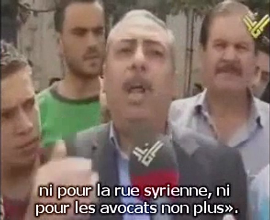 Les ambassadeurs français et etatsuniens couverts d'oeufs et de tomates par le peuple syrien