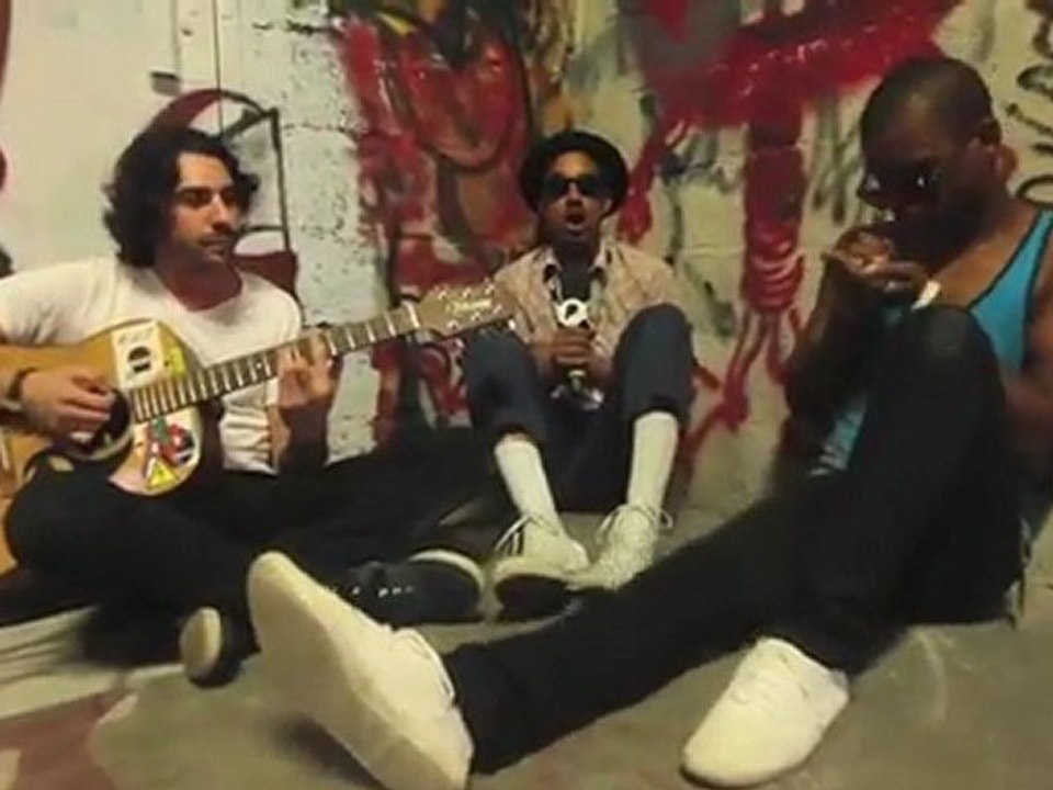 Pigeon John en live acoustic à Marsatac - "The Bomb" extrait de l'album "Dragon Slayer"