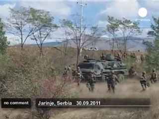 L'OTAN démolit une barricade entre le... - no comment