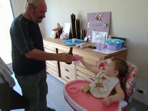 rapha qui fait tchin avec son papy (15 mois)