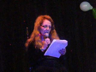 ANA ARIAS SAAVEDRA, RECITA SU POEMA: VIDA POR VIVIR