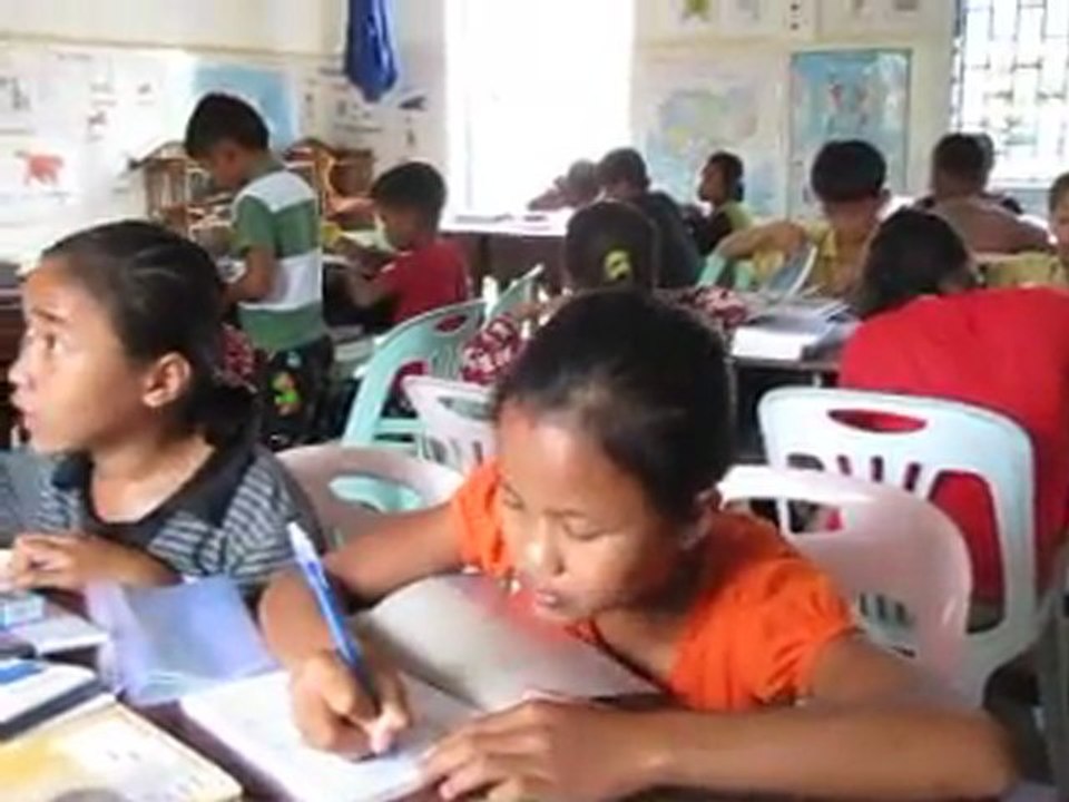 distribution de fournitures scolaires au foyer de Battambang.