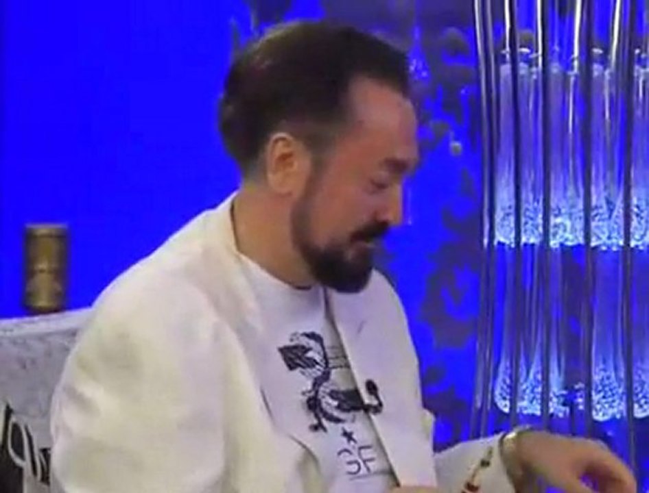 Genç kızlar dikkat! Adnan Oktar geliyor...