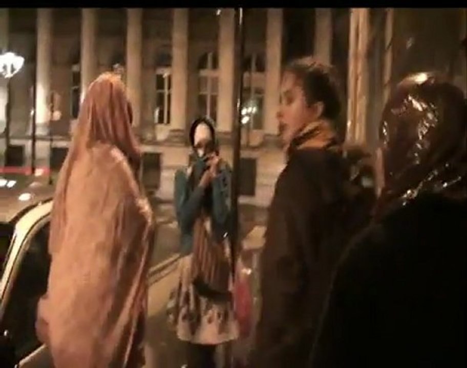 Notre police gaze Femmes et enfants rue de la banque - Copwatch France