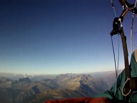 paramoteur au soleil couchant dans le massif du mont blanc
