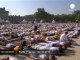 Des milliers de yogis à Paris - no comment