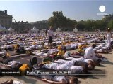 Public yoga session under the sky of Paris - no comment